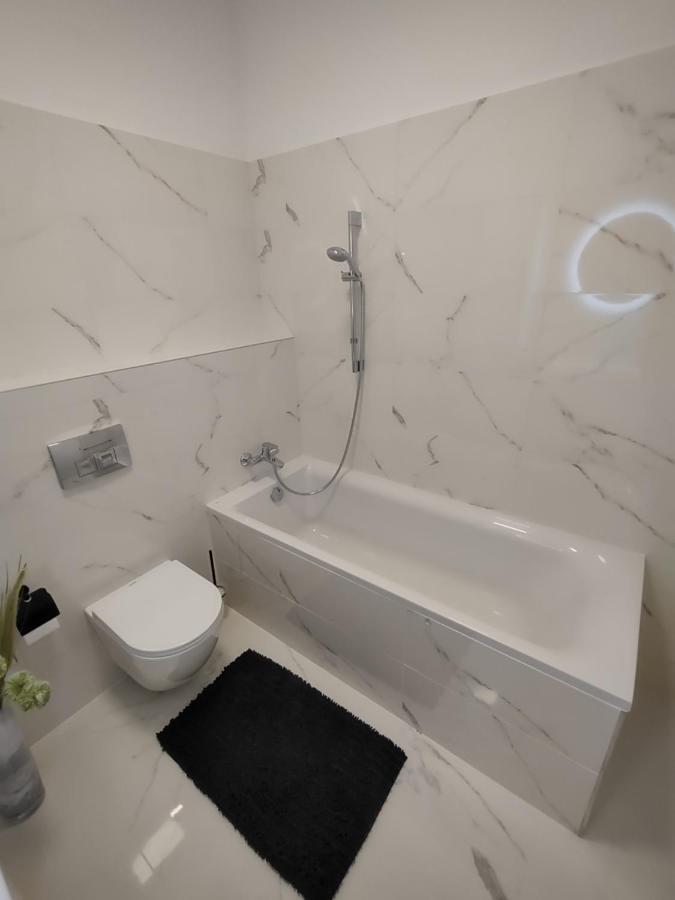 Dunajská StredaKarina Apartmanアパートメント エクステリア 写真