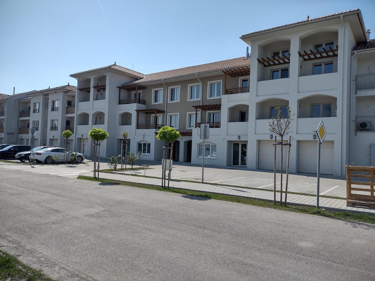 Dunajská StredaKarina Apartmanアパートメント エクステリア 写真